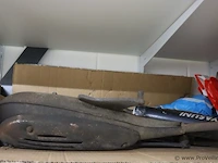Inhoud stelling bestaande uit o.a. onderhoudsmiddelen, stekkerdozen, handgereedschap, parketlak, verf & scooter uitlaat - afbeelding 8 van  16