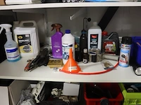 Inhoud stelling bestaande uit o.a. onderhoudsmiddelen, stekkerdozen, handgereedschap, parketlak, verf & scooter uitlaat - afbeelding 14 van  16