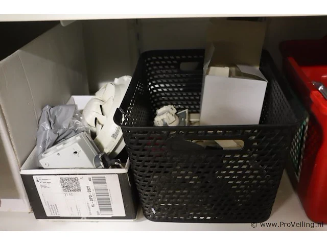 Inhoud stelling bestaande uit o.a. onderhoudsmiddelen, stekkerdozen, handgereedschap, parketlak, verf & scooter uitlaat - afbeelding 15 van  16