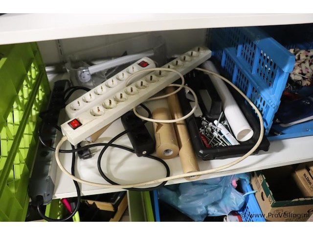 Inhoud stelling bestaande uit o.a. onderhoudsmiddelen, stekkerdozen, handgereedschap, parketlak, verf & scooter uitlaat - afbeelding 2 van  16