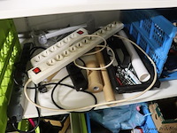 Inhoud stelling bestaande uit o.a. onderhoudsmiddelen, stekkerdozen, handgereedschap, parketlak, verf & scooter uitlaat - afbeelding 2 van  16