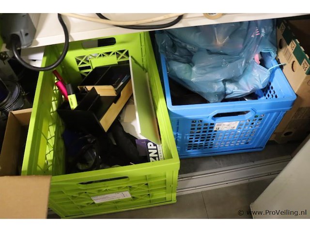 Inhoud stelling bestaande uit o.a. onderhoudsmiddelen, stekkerdozen, handgereedschap, parketlak, verf & scooter uitlaat - afbeelding 3 van  16