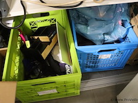 Inhoud stelling bestaande uit o.a. onderhoudsmiddelen, stekkerdozen, handgereedschap, parketlak, verf & scooter uitlaat - afbeelding 3 van  16