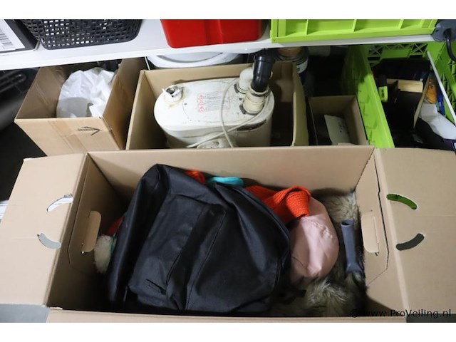 Inhoud stelling bestaande uit o.a. onderhoudsmiddelen, stekkerdozen, handgereedschap, parketlak, verf & scooter uitlaat - afbeelding 4 van  16