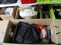 Inhoud stelling bestaande uit o.a. onderhoudsmiddelen, stekkerdozen, handgereedschap, parketlak, verf & scooter uitlaat - afbeelding 4 van  16