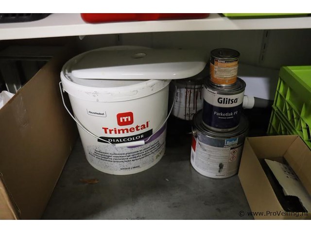 Inhoud stelling bestaande uit o.a. onderhoudsmiddelen, stekkerdozen, handgereedschap, parketlak, verf & scooter uitlaat - afbeelding 5 van  16