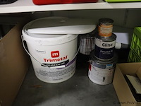 Inhoud stelling bestaande uit o.a. onderhoudsmiddelen, stekkerdozen, handgereedschap, parketlak, verf & scooter uitlaat - afbeelding 5 van  16