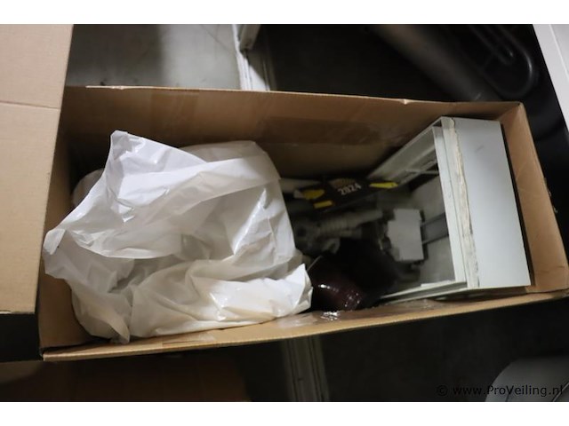 Inhoud stelling bestaande uit o.a. onderhoudsmiddelen, stekkerdozen, handgereedschap, parketlak, verf & scooter uitlaat - afbeelding 6 van  16