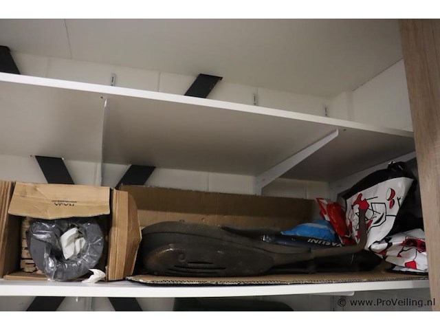 Inhoud stelling bestaande uit o.a. onderhoudsmiddelen, stekkerdozen, handgereedschap, parketlak, verf & scooter uitlaat - afbeelding 7 van  16