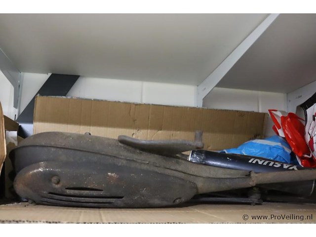Inhoud stelling bestaande uit o.a. onderhoudsmiddelen, stekkerdozen, handgereedschap, parketlak, verf & scooter uitlaat - afbeelding 8 van  16