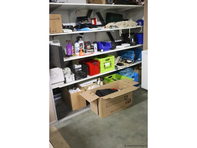 Inhoud stelling bestaande uit o.a. onderhoudsmiddelen, stekkerdozen, handgereedschap, parketlak, verf & scooter uitlaat - afbeelding 1 van  16