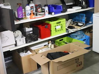 Inhoud stelling bestaande uit o.a. onderhoudsmiddelen, stekkerdozen, handgereedschap, parketlak, verf & scooter uitlaat - afbeelding 1 van  16