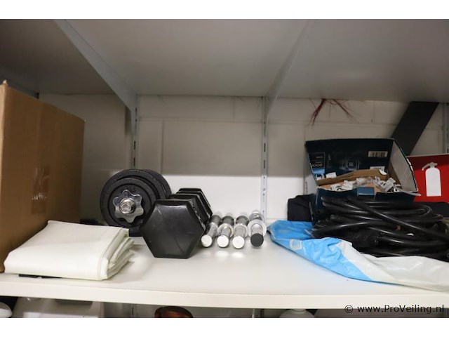 Inhoud stelling bestaande uit o.a. onderhoudsmiddelen, stekkerdozen, handgereedschap, parketlak, verf & scooter uitlaat - afbeelding 9 van  16