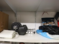 Inhoud stelling bestaande uit o.a. onderhoudsmiddelen, stekkerdozen, handgereedschap, parketlak, verf & scooter uitlaat - afbeelding 9 van  16