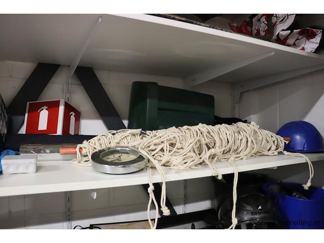 Inhoud stelling bestaande uit o.a. onderhoudsmiddelen, stekkerdozen, handgereedschap, parketlak, verf & scooter uitlaat - afbeelding 10 van  16