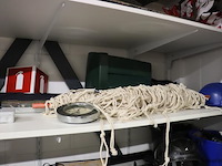 Inhoud stelling bestaande uit o.a. onderhoudsmiddelen, stekkerdozen, handgereedschap, parketlak, verf & scooter uitlaat - afbeelding 10 van  16