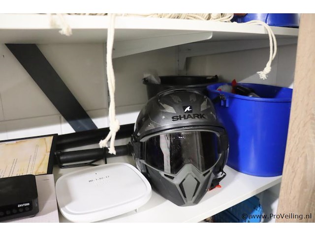Inhoud stelling bestaande uit o.a. onderhoudsmiddelen, stekkerdozen, handgereedschap, parketlak, verf & scooter uitlaat - afbeelding 11 van  16