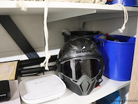 Inhoud stelling bestaande uit o.a. onderhoudsmiddelen, stekkerdozen, handgereedschap, parketlak, verf & scooter uitlaat - afbeelding 11 van  16