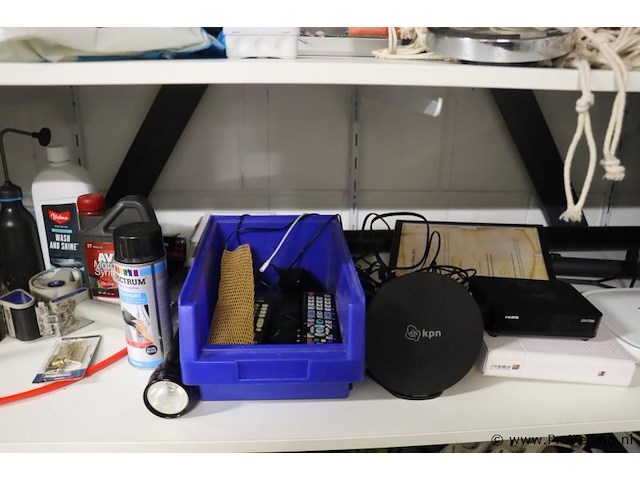 Inhoud stelling bestaande uit o.a. onderhoudsmiddelen, stekkerdozen, handgereedschap, parketlak, verf & scooter uitlaat - afbeelding 12 van  16