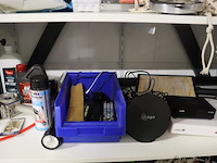 Inhoud stelling bestaande uit o.a. onderhoudsmiddelen, stekkerdozen, handgereedschap, parketlak, verf & scooter uitlaat - afbeelding 12 van  16