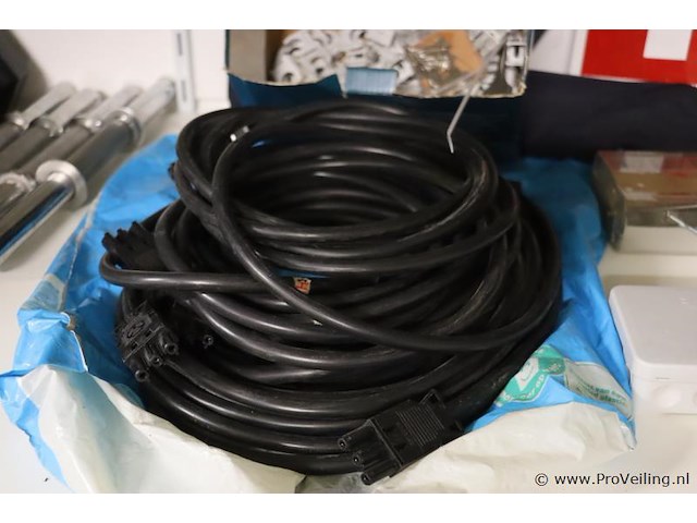 Inhoud stelling bestaande uit o.a. onderhoudsmiddelen, stekkerdozen, handgereedschap, parketlak, verf & scooter uitlaat - afbeelding 13 van  16