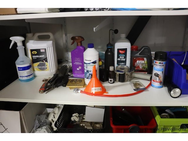 Inhoud stelling bestaande uit o.a. onderhoudsmiddelen, stekkerdozen, handgereedschap, parketlak, verf & scooter uitlaat - afbeelding 14 van  16