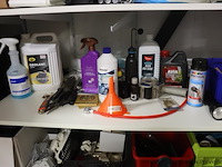 Inhoud stelling bestaande uit o.a. onderhoudsmiddelen, stekkerdozen, handgereedschap, parketlak, verf & scooter uitlaat - afbeelding 14 van  16