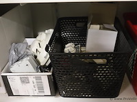 Inhoud stelling bestaande uit o.a. onderhoudsmiddelen, stekkerdozen, handgereedschap, parketlak, verf & scooter uitlaat - afbeelding 15 van  16