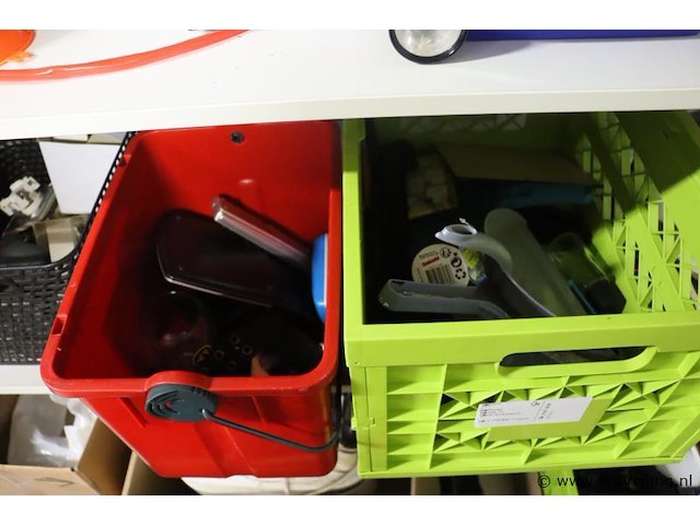 Inhoud stelling bestaande uit o.a. onderhoudsmiddelen, stekkerdozen, handgereedschap, parketlak, verf & scooter uitlaat - afbeelding 16 van  16