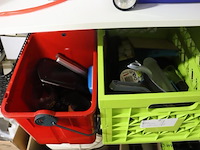 Inhoud stelling bestaande uit o.a. onderhoudsmiddelen, stekkerdozen, handgereedschap, parketlak, verf & scooter uitlaat - afbeelding 16 van  16