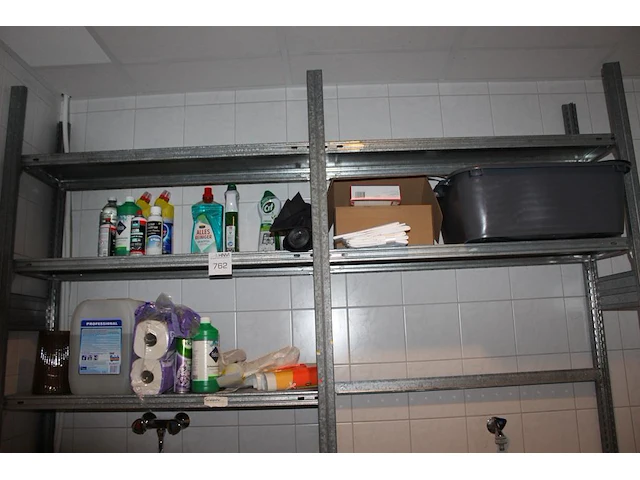 Inhoud stelling w.o. schoonmaakartikelen, producten en stofzuigerzakken - afbeelding 1 van  2