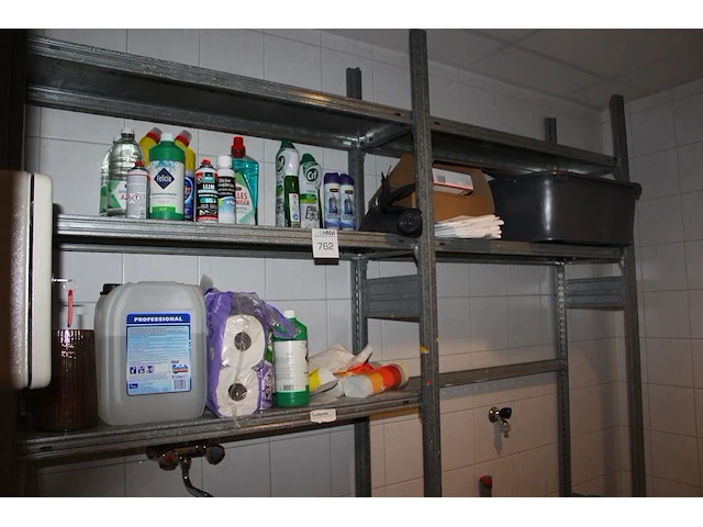 Inhoud stelling w.o. schoonmaakartikelen, producten en stofzuigerzakken - afbeelding 2 van  2