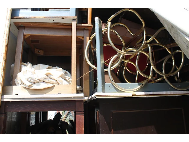 Inhoud trailer zijnde stoelen, tafels, banken, kasten, krukken, enz. - afbeelding 1 van  7