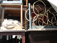 Inhoud trailer zijnde stoelen, tafels, banken, kasten, krukken, enz. - afbeelding 1 van  7
