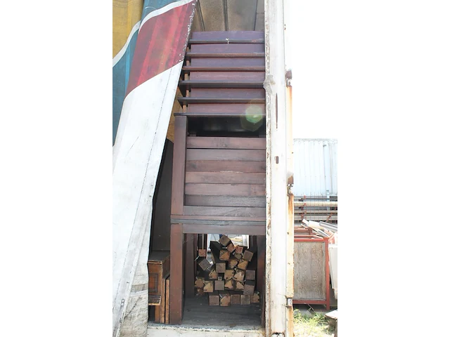 Inhoud trailer zijnde stoelen, tafels, banken, kasten, krukken, enz. - afbeelding 3 van  7