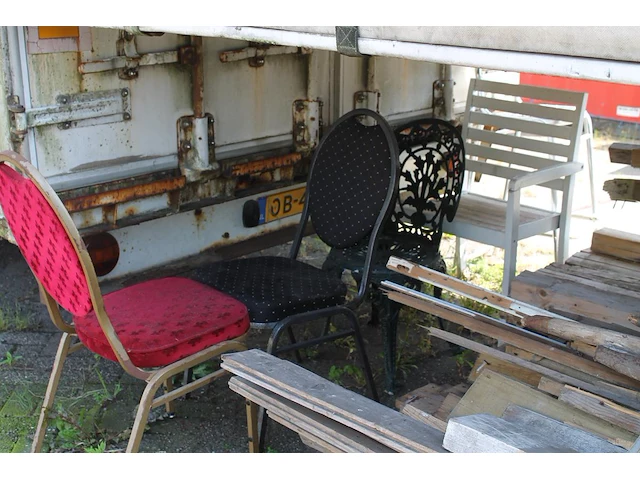 Inhoud trailer zijnde stoelen, tafels, banken, kasten, krukken, enz. - afbeelding 4 van  7