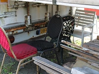Inhoud trailer zijnde stoelen, tafels, banken, kasten, krukken, enz. - afbeelding 4 van  7