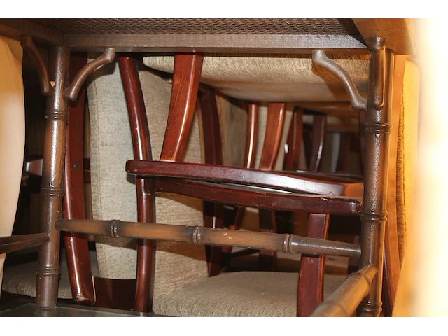 Inhoud trailer zijnde stoelen, tafels, banken, kasten, krukken, enz. - afbeelding 5 van  7