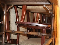 Inhoud trailer zijnde stoelen, tafels, banken, kasten, krukken, enz. - afbeelding 5 van  7