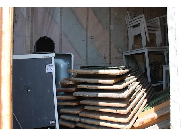 Inhoud trailer zijnde tuintafels, tuinbanken, tuinstoelen, bistrostoelen, stackchairs, barkrukken, koelkas... - afbeelding 1 van  4