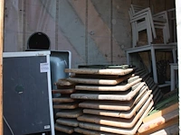 Inhoud trailer zijnde tuintafels, tuinbanken, tuinstoelen, bistrostoelen, stackchairs, barkrukken, koelkas... - afbeelding 1 van  4