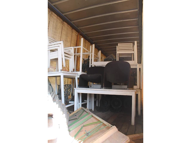 Inhoud trailer zijnde tuintafels, tuinbanken, tuinstoelen, bistrostoelen, stackchairs, barkrukken, koelkas... - afbeelding 2 van  4