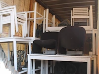Inhoud trailer zijnde tuintafels, tuinbanken, tuinstoelen, bistrostoelen, stackchairs, barkrukken, koelkas... - afbeelding 2 van  4
