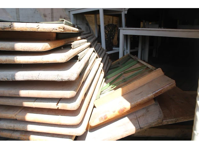 Inhoud trailer zijnde tuintafels, tuinbanken, tuinstoelen, bistrostoelen, stackchairs, barkrukken, koelkas... - afbeelding 4 van  4