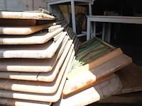 Inhoud trailer zijnde tuintafels, tuinbanken, tuinstoelen, bistrostoelen, stackchairs, barkrukken, koelkas... - afbeelding 4 van  4