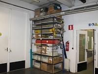 Inhoud twee magazijnstellingen waaronder rollen stof, stoelhoezen, vitrage, koordgordijnen, decodoek, rolle... - afbeelding 1 van  5