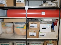 Inhoud twee magazijnstellingen waaronder rollen stof, stoelhoezen, vitrage, koordgordijnen, decodoek, rolle... - afbeelding 3 van  5