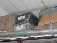 Inhoud twee magazijnstellingen waaronder rollen stof, stoelhoezen, vitrage, koordgordijnen, decodoek, rolle... - afbeelding 5 van  5