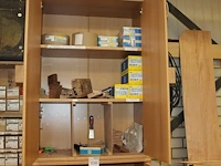 Inhoud van 2 kasten w.o. schuurpapier, schuurdoppen, voegenband en enkele handgereedschappen - afbeelding 1 van  4