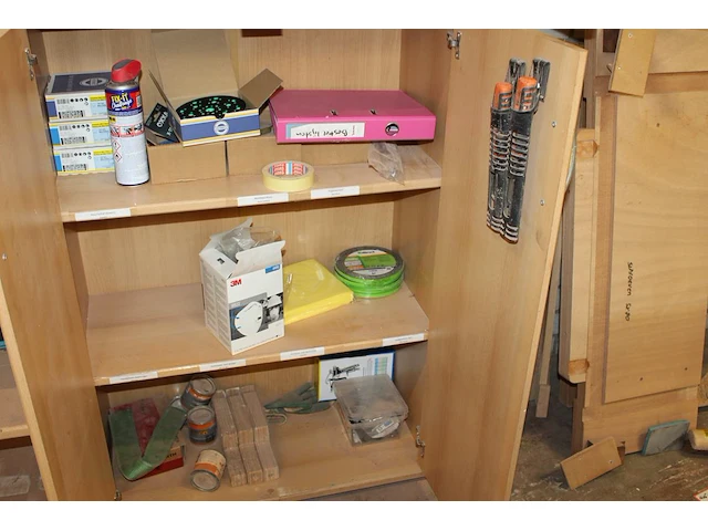 Inhoud van 2 kasten w.o. schuurpapier, schuurdoppen, voegenband en enkele handgereedschappen - afbeelding 2 van  4